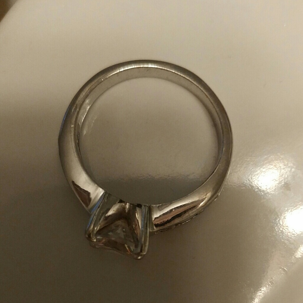 VINTAGE FAUX DIAMOND RING 💎 - Picture 7 of 8